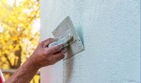 Professionnel pour la rénovation de la peinture de la façade d'une maison à Jonage